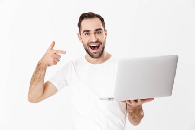 Boş tişört giyen yakışıklı neşeli adam