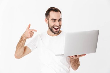 Boş tişört giyen yakışıklı neşeli adam