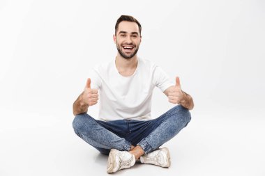Neşeli bir genç adam tam uzunlukta