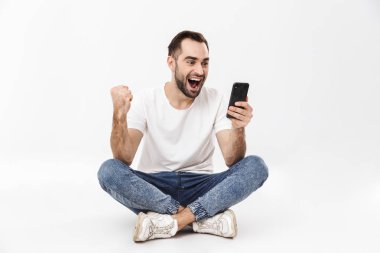 Neşeli bir genç adam tam uzunlukta