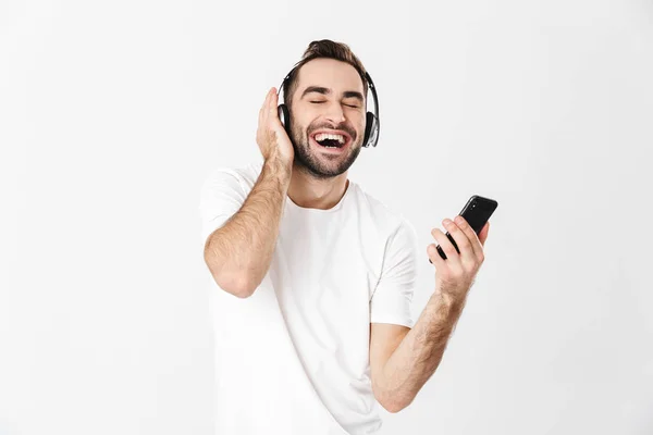 Schöner, fröhlicher Mann mit leerem T-Shirt — Stockfoto