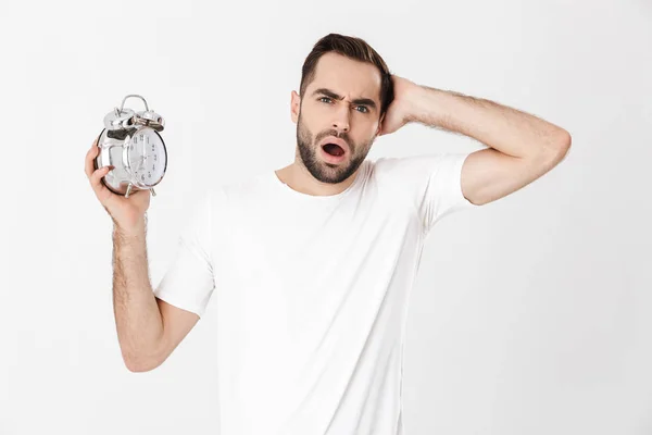 Bonito homem zangado vestindo camiseta em branco de pé — Fotografia de Stock