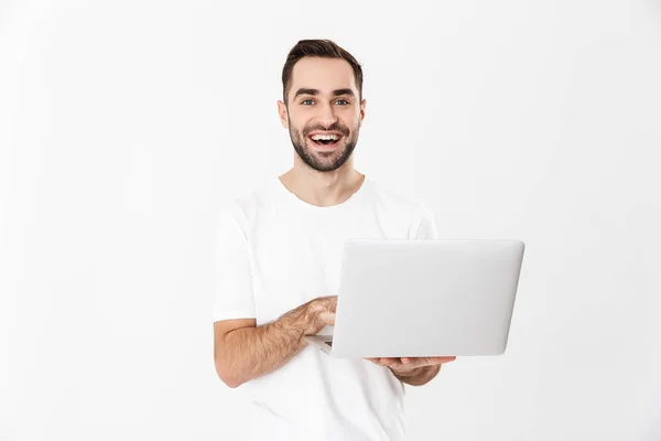 Bonito homem alegre vestindo camiseta em branco — Fotografia de Stock