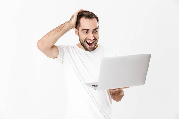 Hombre guapo y alegre con camiseta en blanco — Foto de Stock