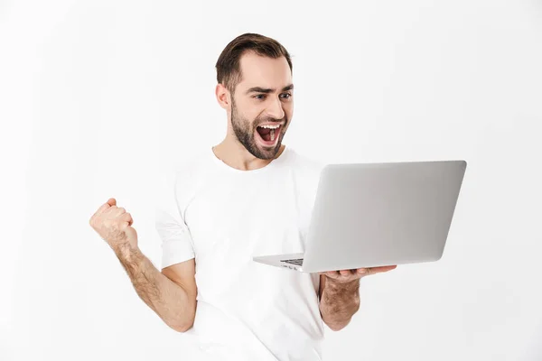 Bonito homem alegre vestindo camiseta em branco — Fotografia de Stock