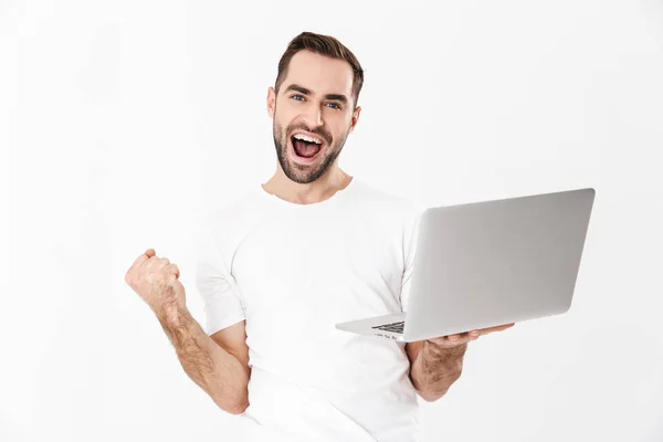 Knappe vrolijke man draagt blank t-shirt — Stockfoto