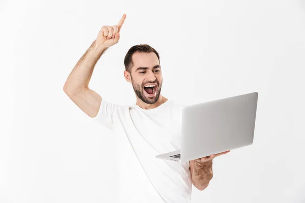 Snygg glad man klädd i blank t-shirt — Stockfoto