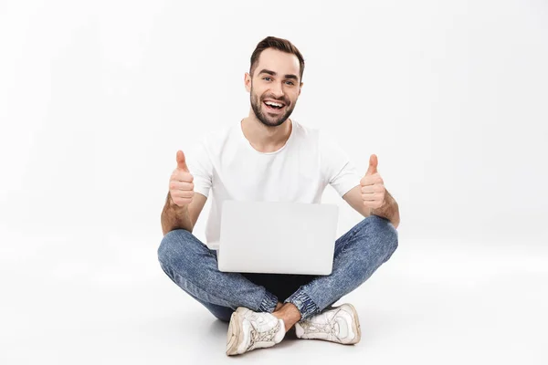 Volle Länge eines fröhlichen jungen Mannes — Stockfoto