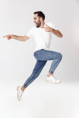 Yakışıklı neşeli bir adam tam uzunlukta