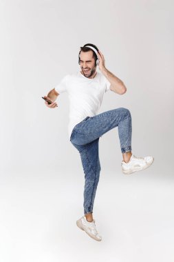 Yakışıklı neşeli bir adam tam uzunlukta