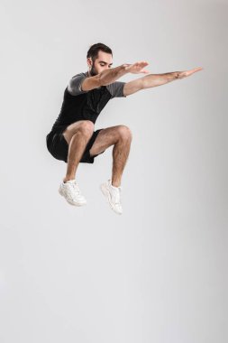 Kendine güvenen genç bir sporcunun tam uzunlukta portresi