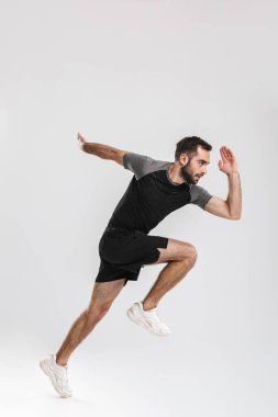 Kendine güvenen genç bir sporcunun tam uzunlukta portresi