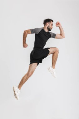 Kendine güvenen genç bir sporcunun tam uzunlukta portresi