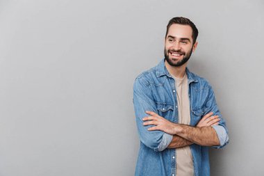 Heyecanlı neşeli adam izole ayakta gömlek giyiyor