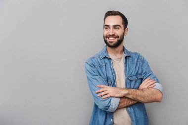 Heyecanlı neşeli adam izole ayakta gömlek giyiyor