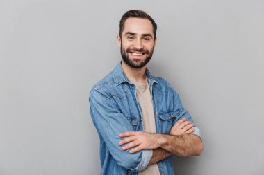 Heyecanlı neşeli adam izole ayakta gömlek giyiyor