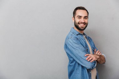 Heyecanlı neşeli adam izole ayakta gömlek giyiyor