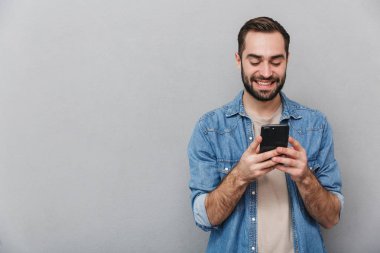 Heyecanlı neşeli adam izole ayakta gömlek giyiyor