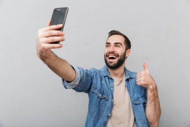 Heyecanlı neşeli adam izole ayakta gömlek giyiyor