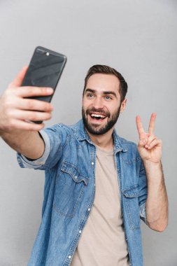 Heyecanlı neşeli adam izole ayakta gömlek giyiyor