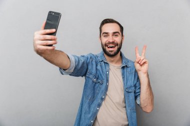 Heyecanlı neşeli adam izole ayakta gömlek giyiyor