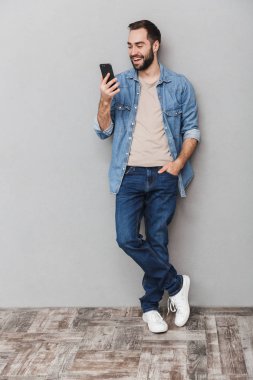 Gömlek giyen heyecanlı neşeli bir adam tam uzunlukta