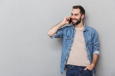 Heyecanlı neşeli adam izole ayakta gömlek giyiyor