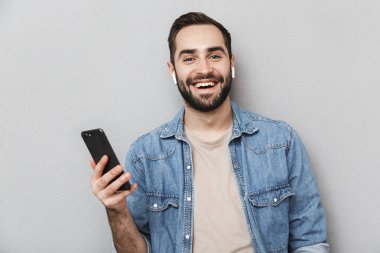 Heyecanlı neşeli adam izole ayakta gömlek giyiyor