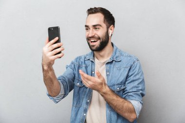 Heyecanlı neşeli adam izole ayakta gömlek giyiyor