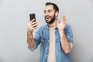 Heyecanlı neşeli adam izole ayakta gömlek giyiyor