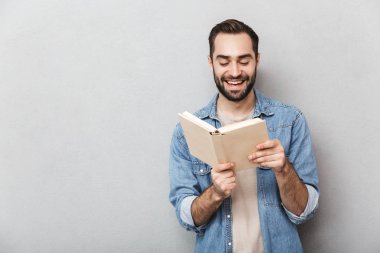 Heyecanlı neşeli adam izole ayakta gömlek giyiyor