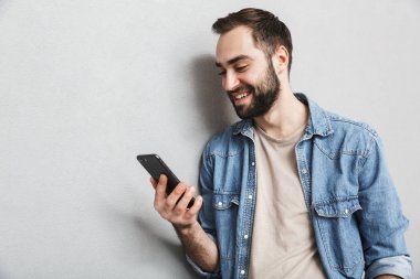 Heyecanlı neşeli adam izole ayakta gömlek giyiyor