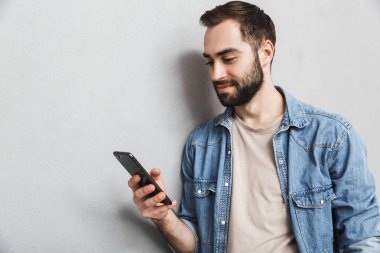 Heyecanlı neşeli adam izole ayakta gömlek giyiyor