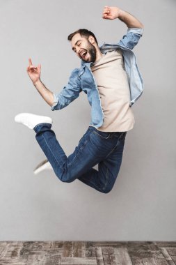 Gömlek giyen mutlu bir genç adamın tam uzunlukta portre