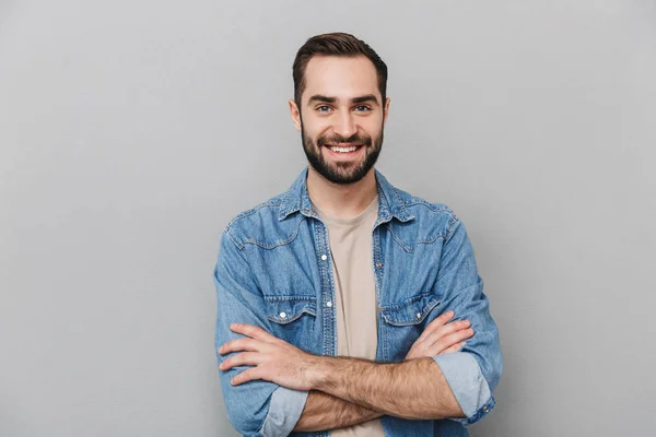 Eccitato uomo allegro indossa camicia in piedi isolato — Foto Stock