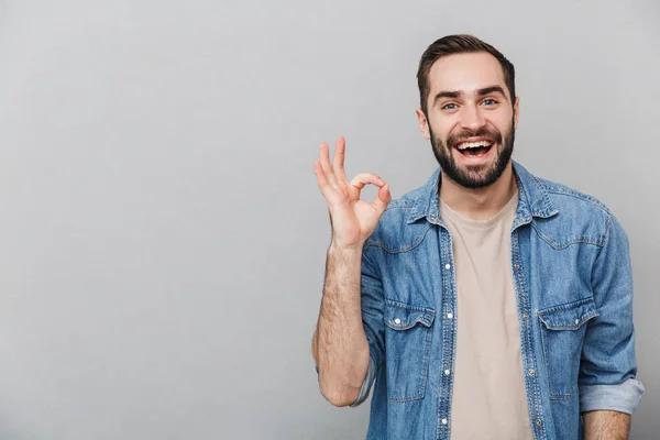 Heyecanlı neşeli adam izole ayakta gömlek giyiyor — Stok fotoğraf