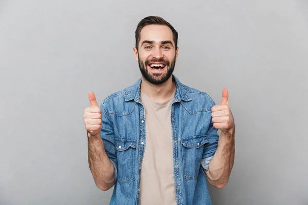 Animado alegre homem vestindo camisa de pé isolado — Fotografia de Stock