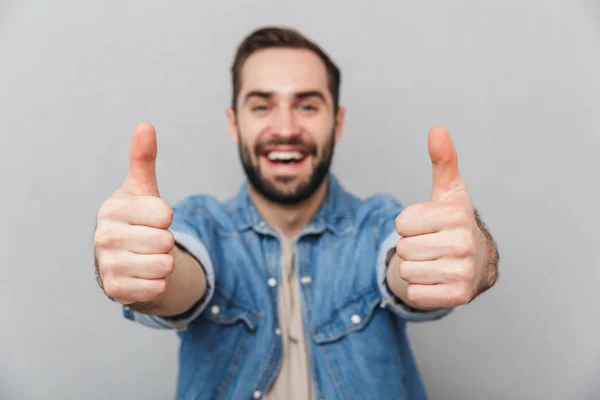 Opgewonden vrolijke man dragen shirt staande geïsoleerd — Stockfoto