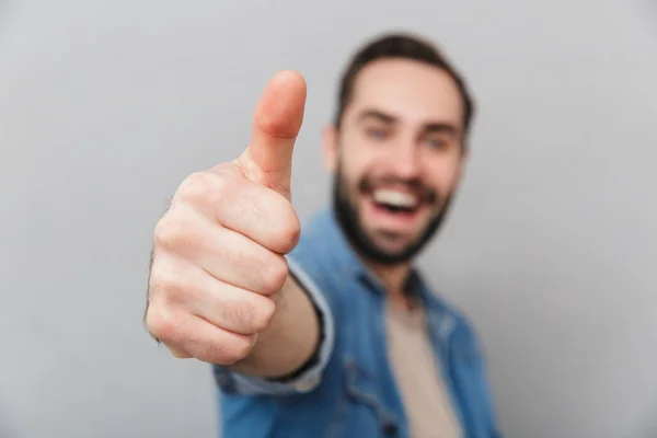 Animado alegre homem vestindo camisa de pé isolado — Fotografia de Stock