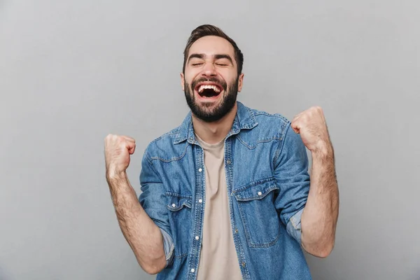 Animado alegre homem vestindo camisa de pé isolado — Fotografia de Stock