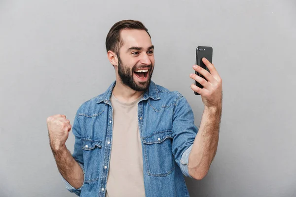 Eccitato uomo allegro indossa camicia in piedi isolato — Foto Stock