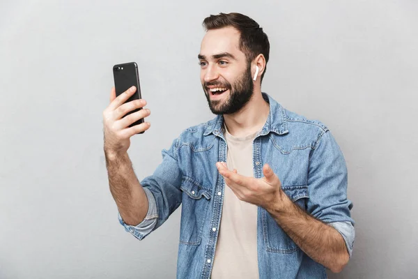 Animado alegre homem vestindo camisa de pé isolado — Fotografia de Stock