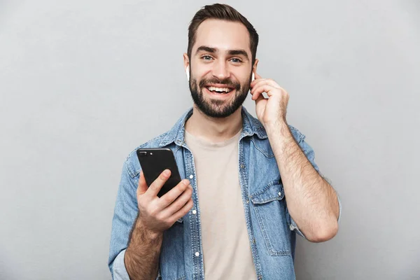 Animado alegre homem vestindo camisa de pé isolado — Fotografia de Stock