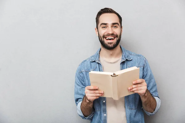 Upphetsad glad man bär skjorta stående isolerad — Stockfoto