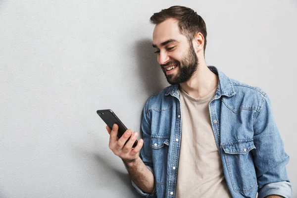 Emocionado hombre alegre vistiendo camisa de pie aislado — Foto de Stock