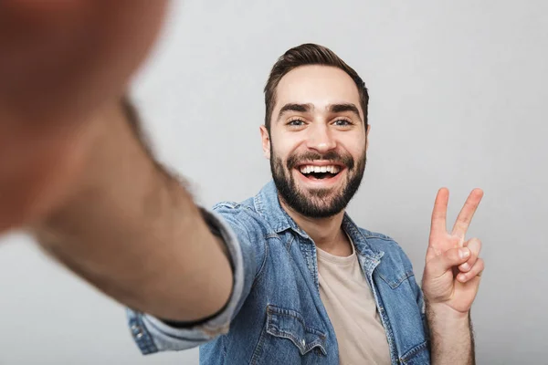 Emocionado hombre alegre vistiendo camisa de pie aislado — Foto de Stock