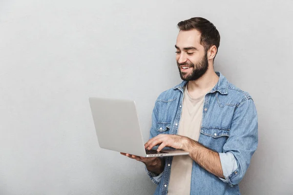 Animado alegre homem vestindo camisa de pé isolado — Fotografia de Stock