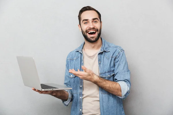 Animado alegre homem vestindo camisa de pé isolado — Fotografia de Stock