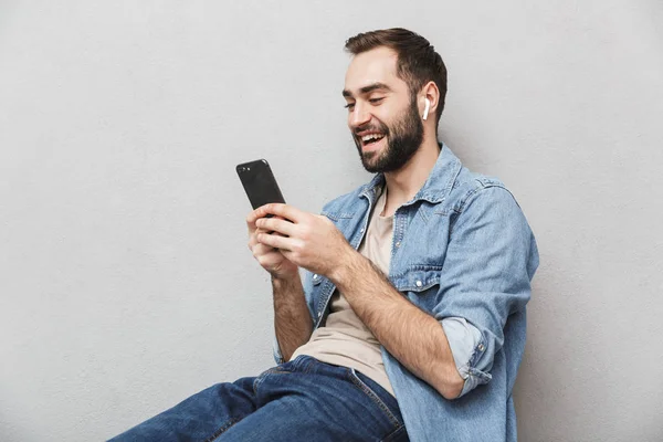 Emocionado hombre alegre vistiendo camisa de pie aislado — Foto de Stock