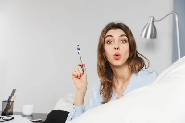 Linda jovem mulher bonita em casa dentro de casa escrevendo notas no caderno . — Fotografia de Stock